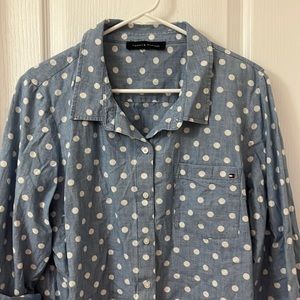 Women’s long sleeve regular fit button down shirt. Roll up sleeve with button.